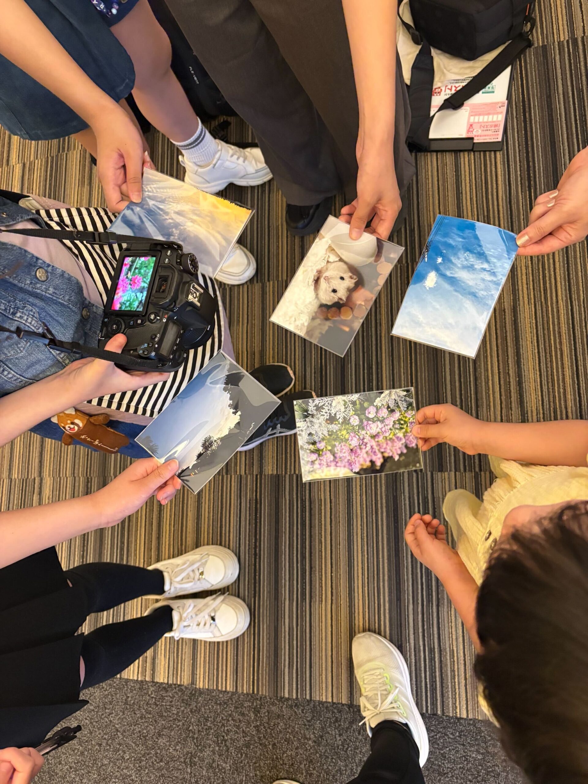押し花をあしらったカードを手にする様子
