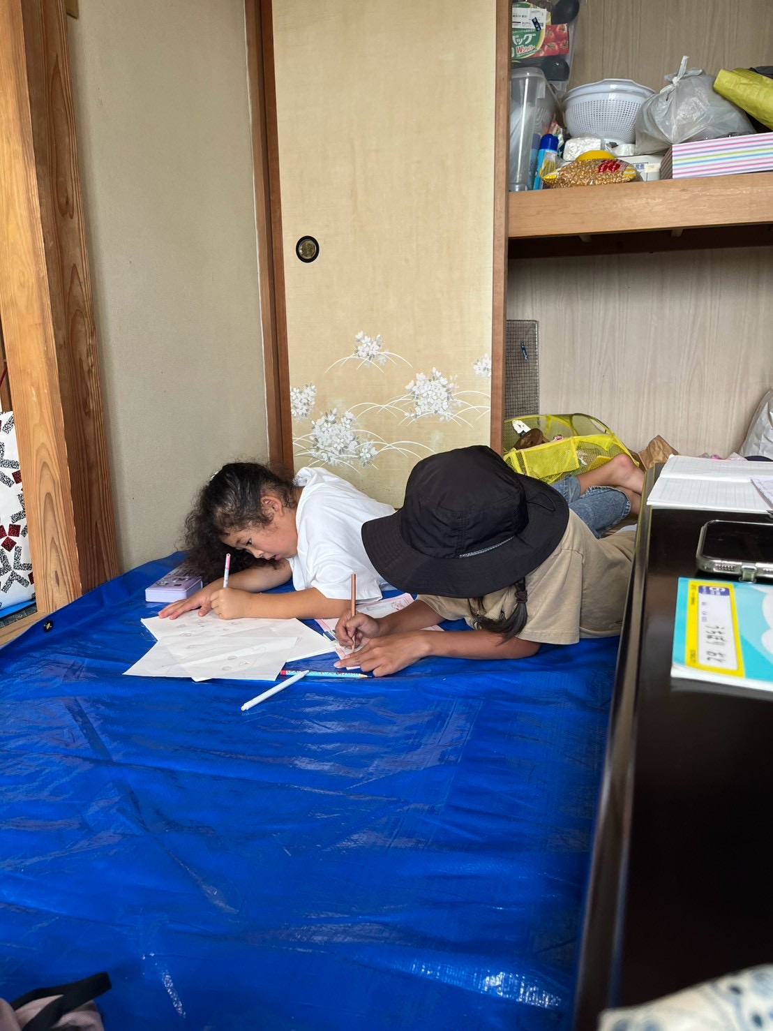 机に向かって書きものをする子ども