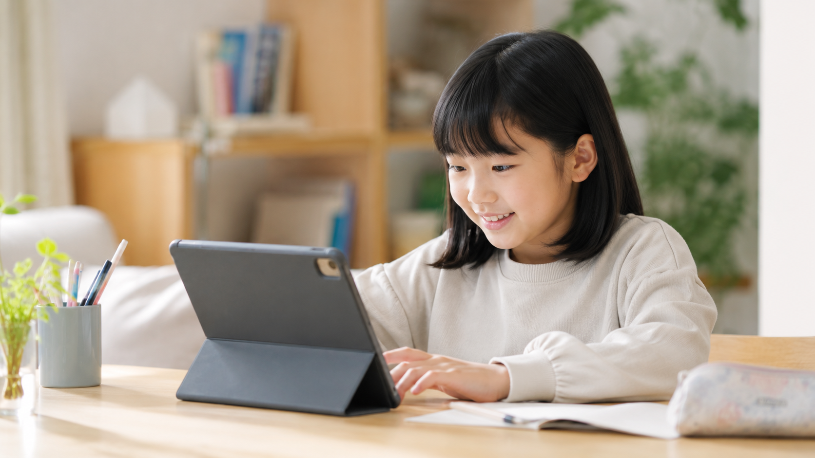 ASDの子が自宅で自分のペースでオンライン学習する様子