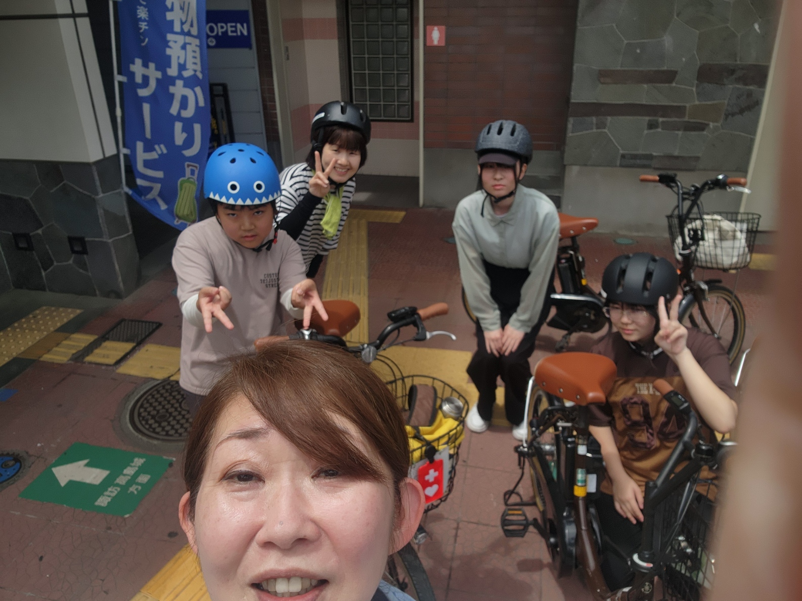 ヘルメットをかぶって出かける子どもたちと大人