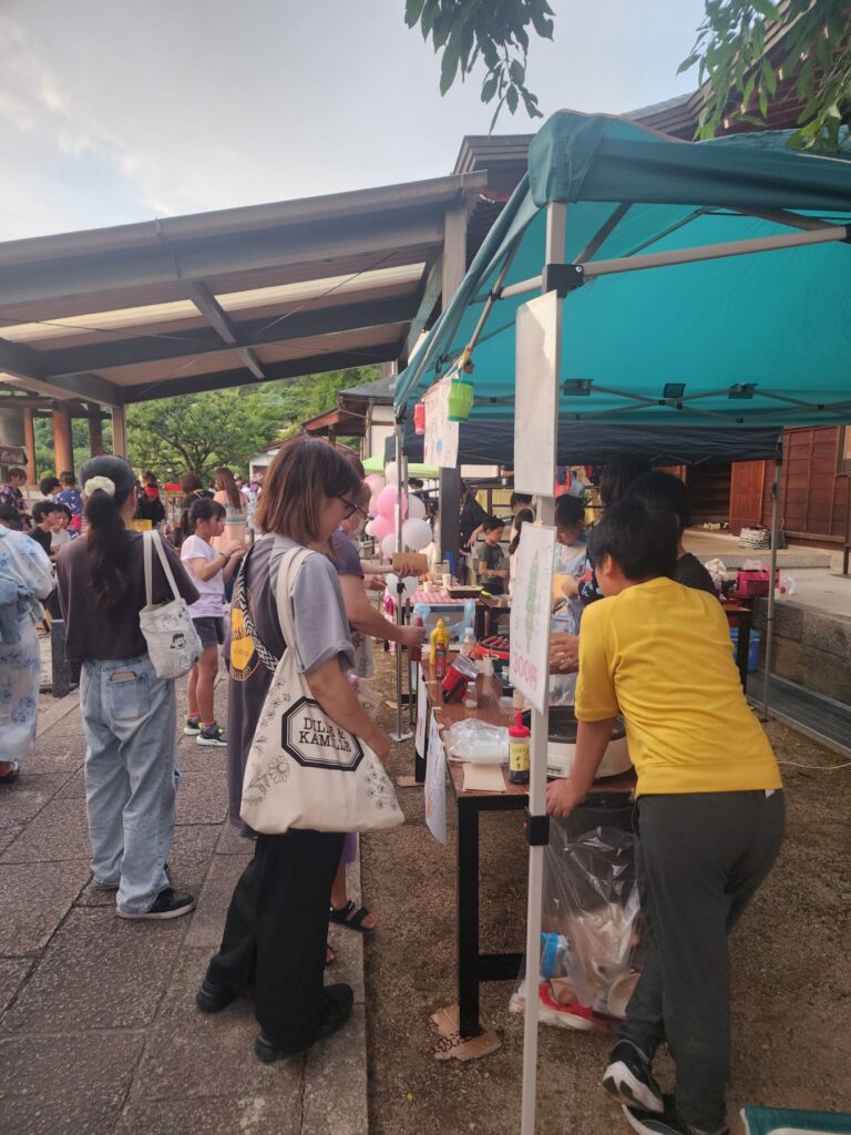 温泉寺夏祭りで屋台を運営する諏訪校の生徒たち