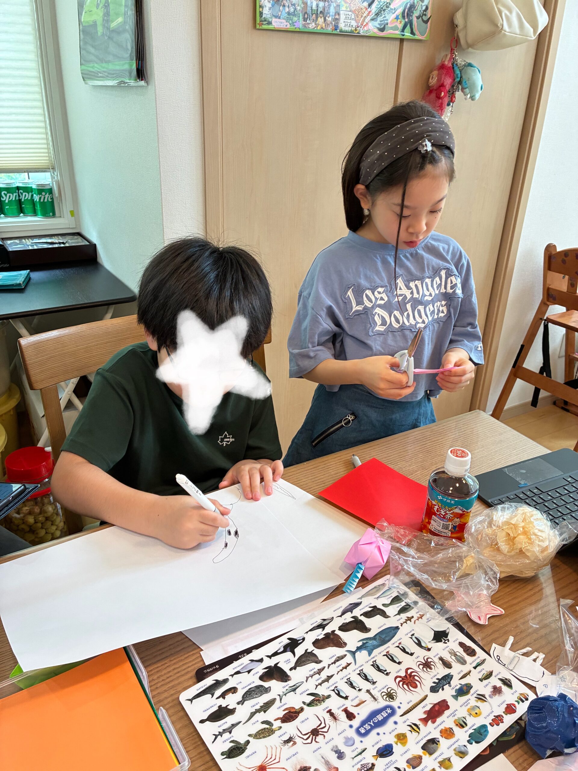 工作や制作に取り組む子どもたち