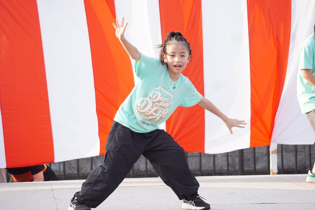 元気にダンスする子ども