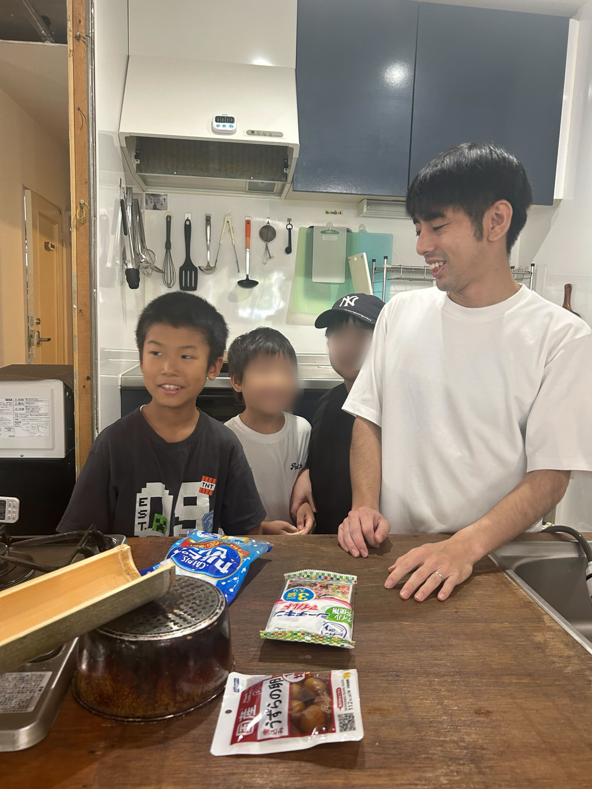 作業台でものづくりに取り組む子どもと大人