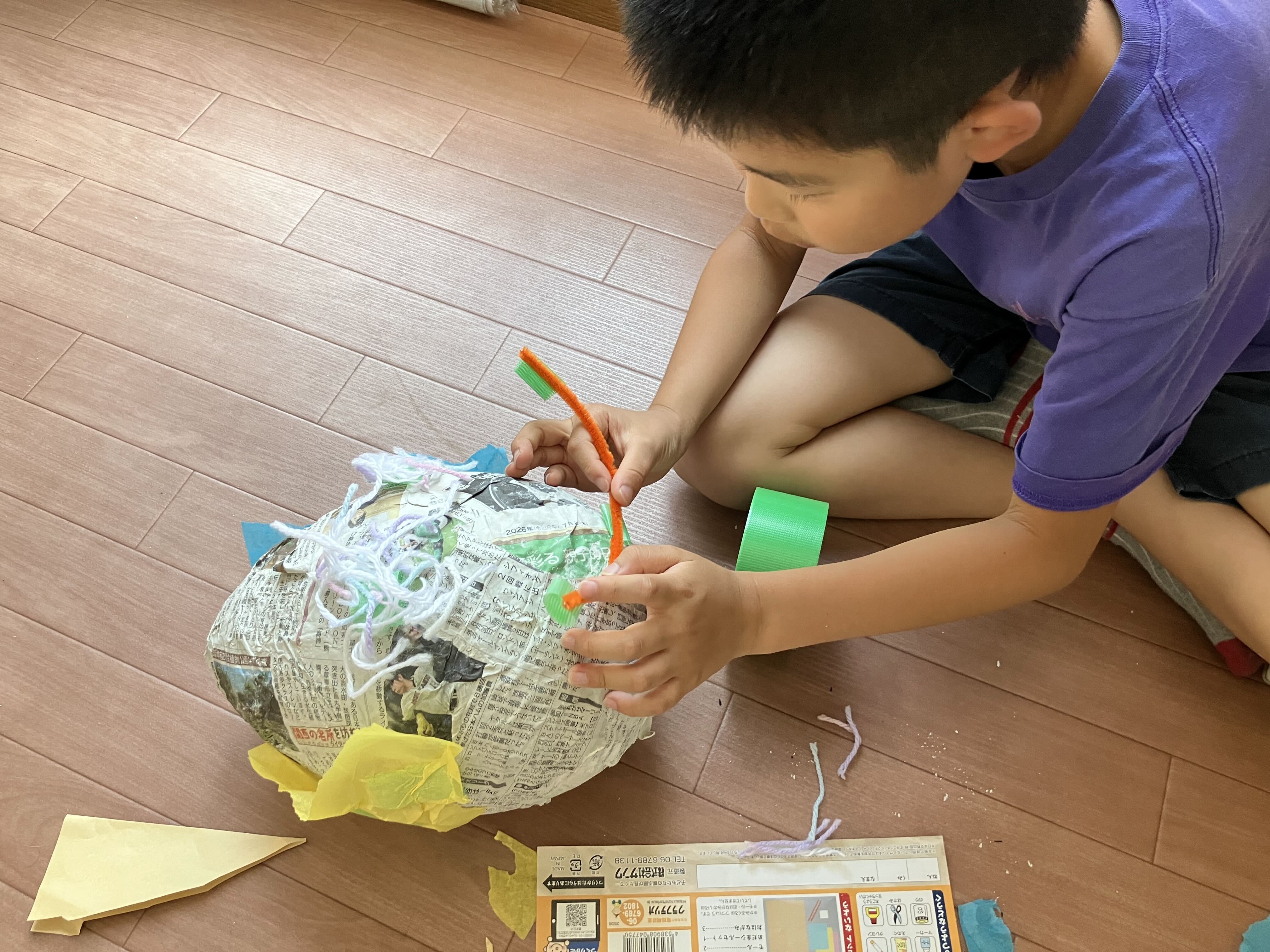 NIJINアカデミーのキャンプで使う「ピニャータ」を制作中
