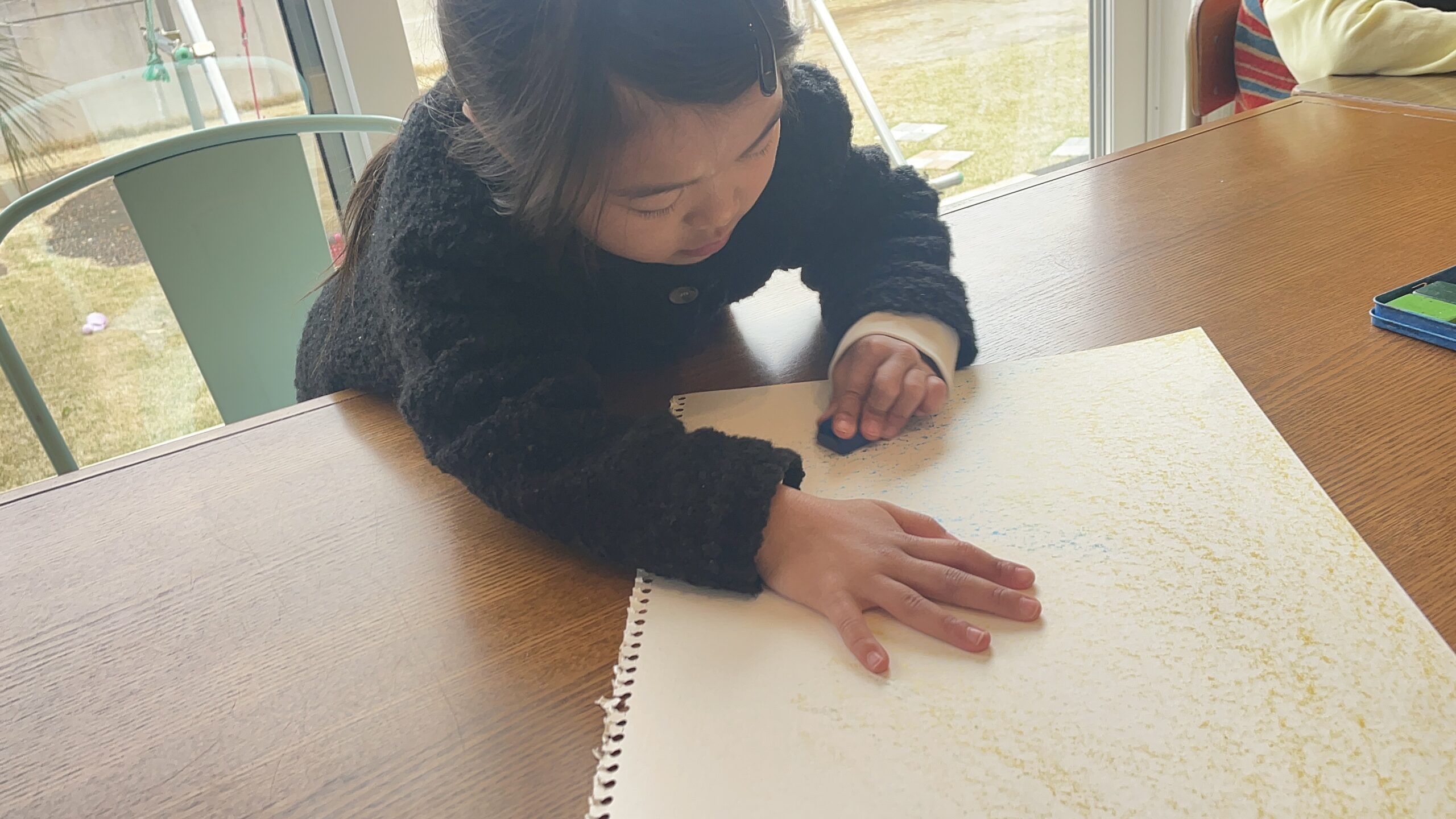 机に向かって制作する手元