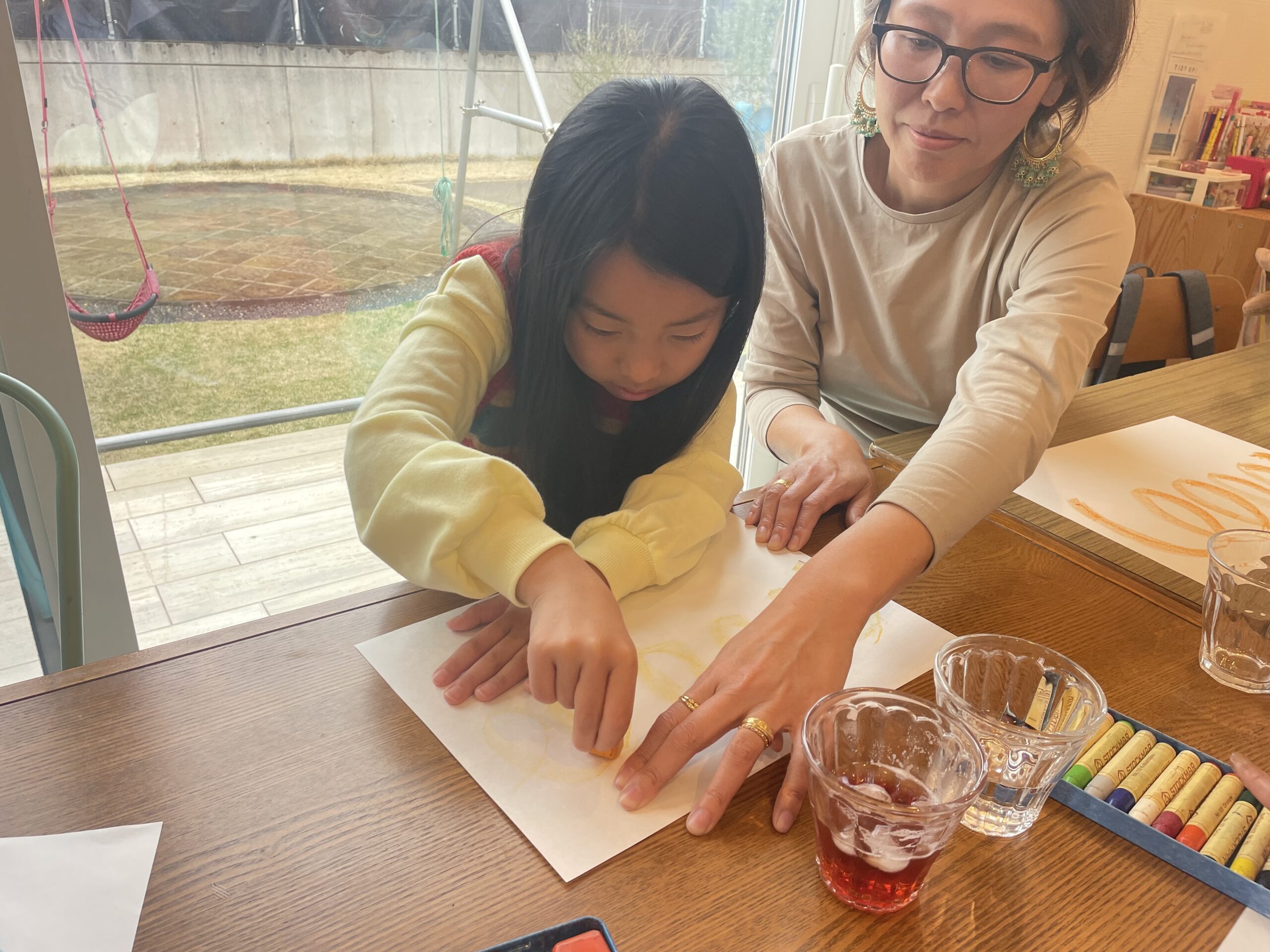 紙を使った制作に取り組む手元