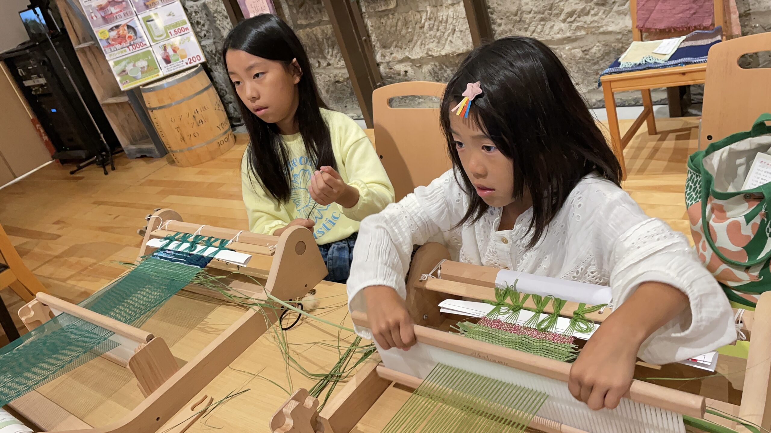枠を使って紙をすく作業