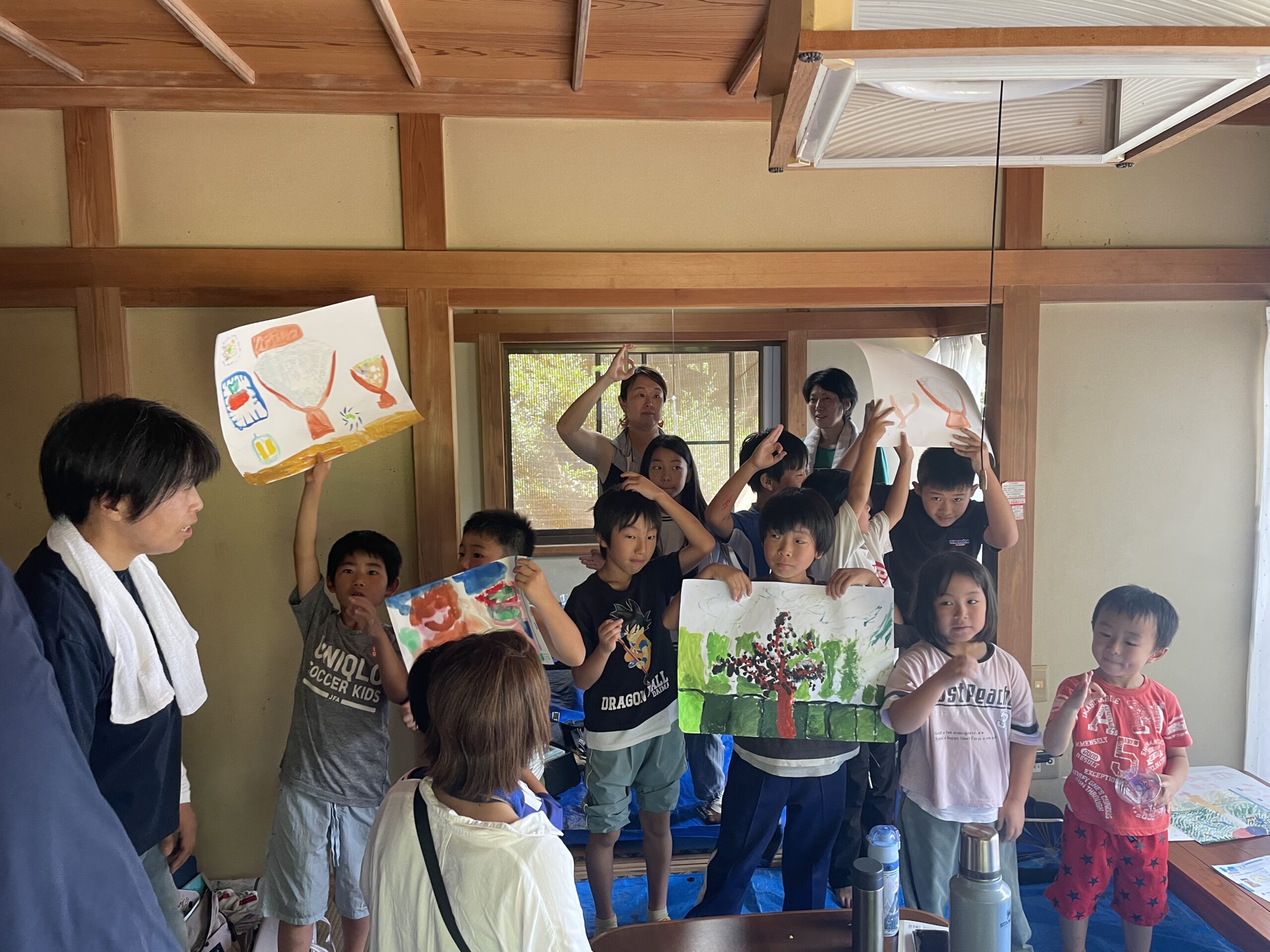 掲示物のある部屋で過ごす子どもたち