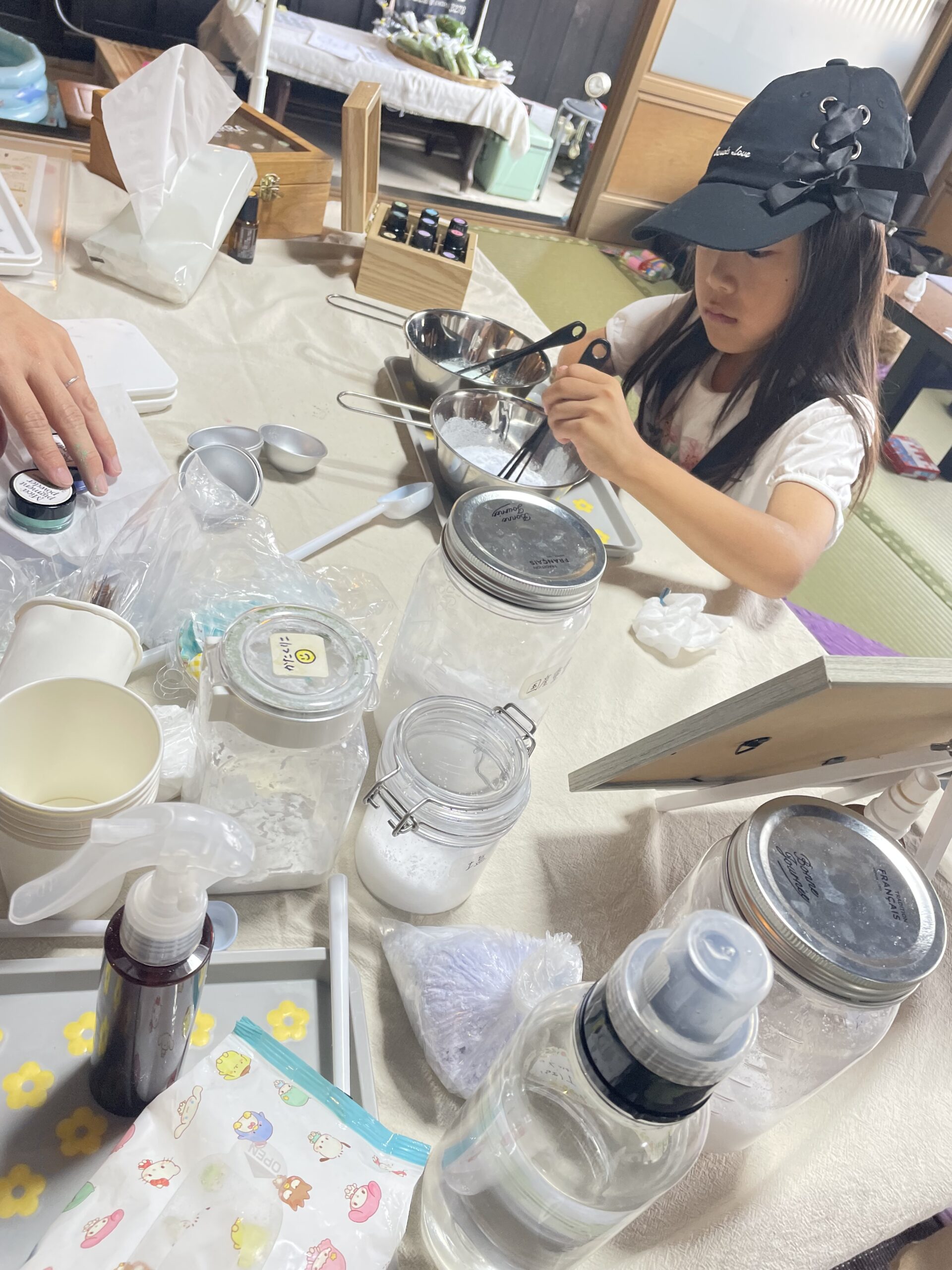 実験の道具を並べた机