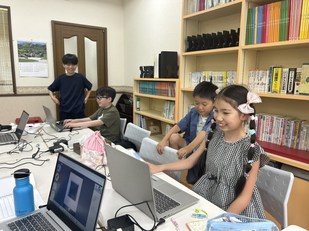 パソコンに取り組む子どもたち