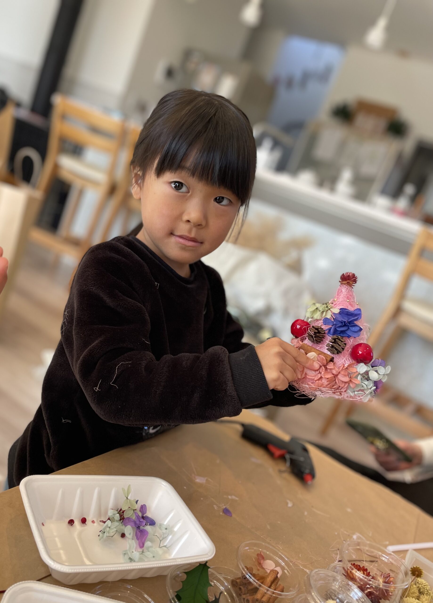ドライフラワーを手に取る子ども