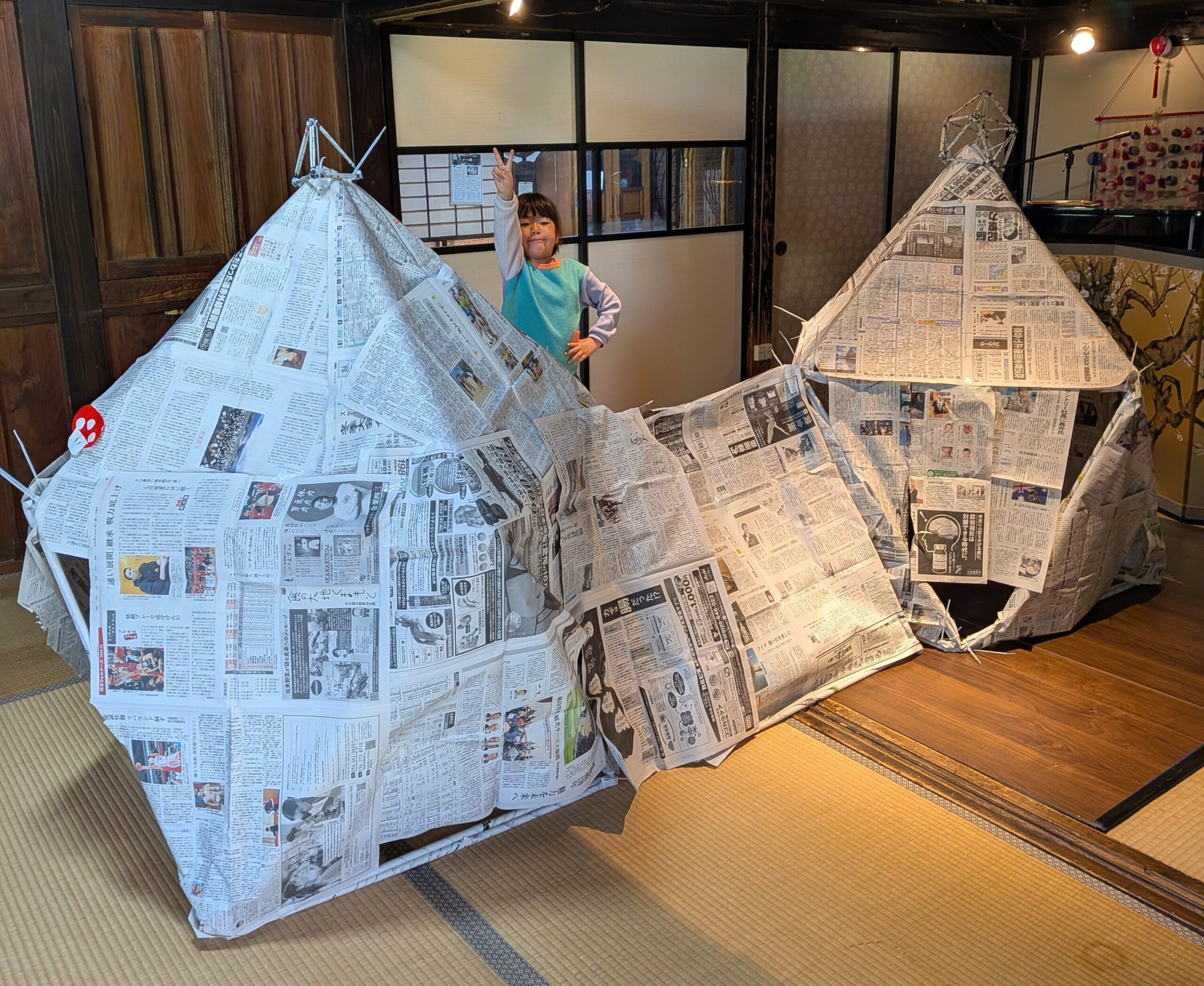新聞紙を使って自分たちの居場所をつくる活動