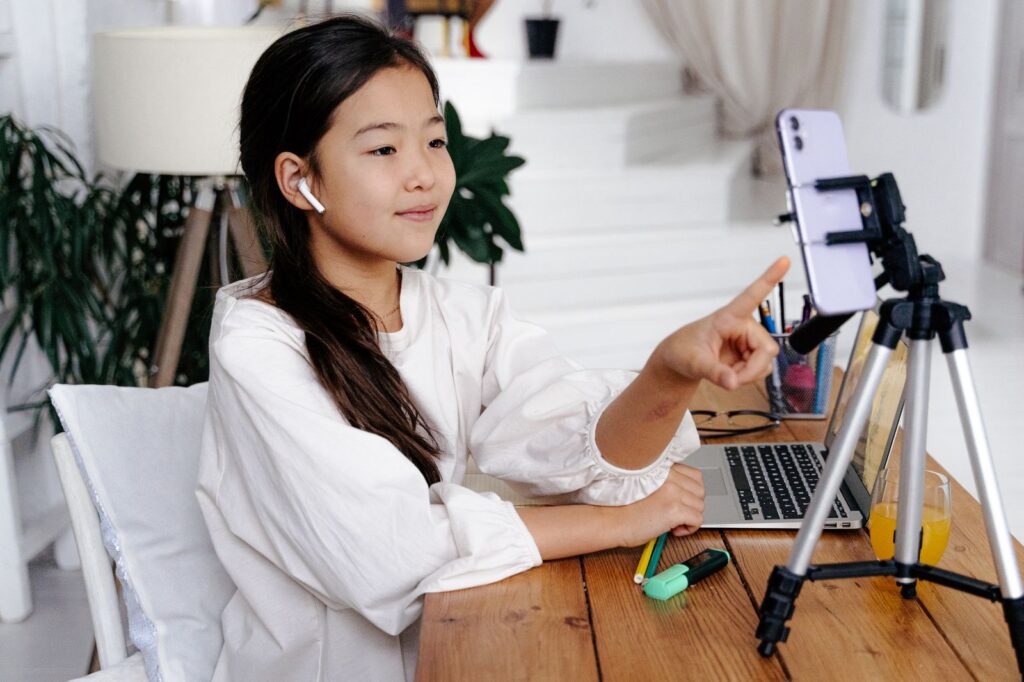 スマホに向かって話す練習をする子ども