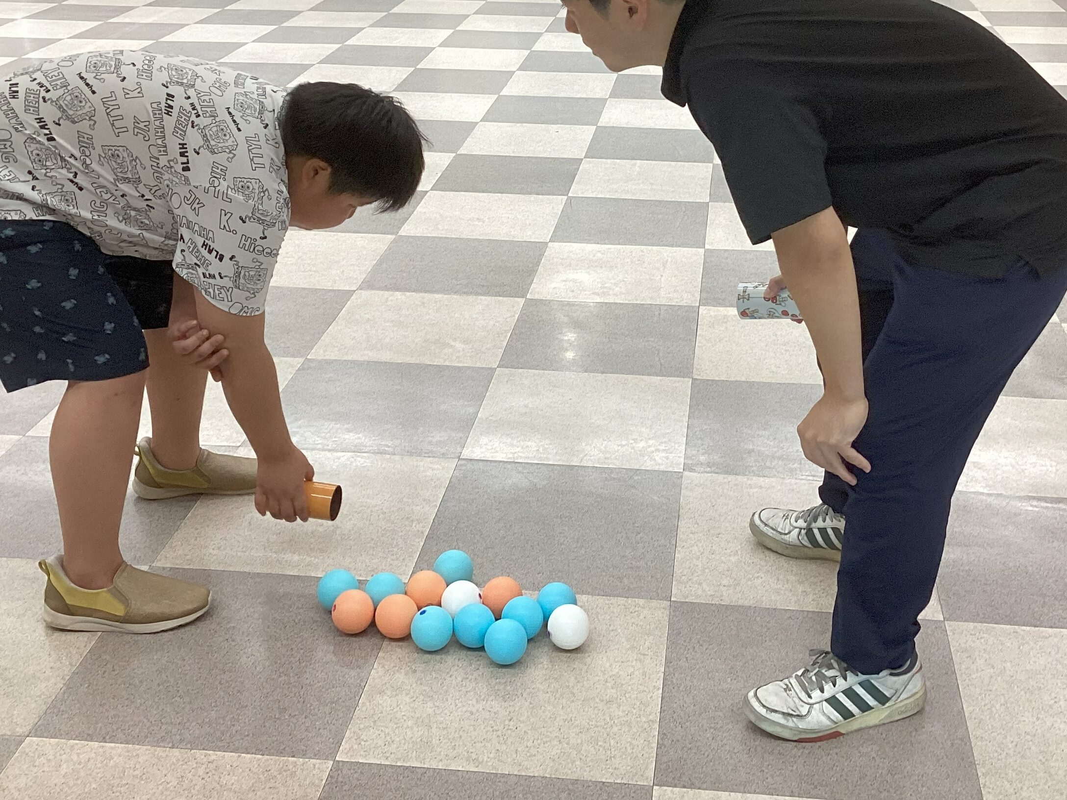 ジャグリング体験イベントに参加してくれたお子さんとスタッフがレクリエーションゲームをしているところ