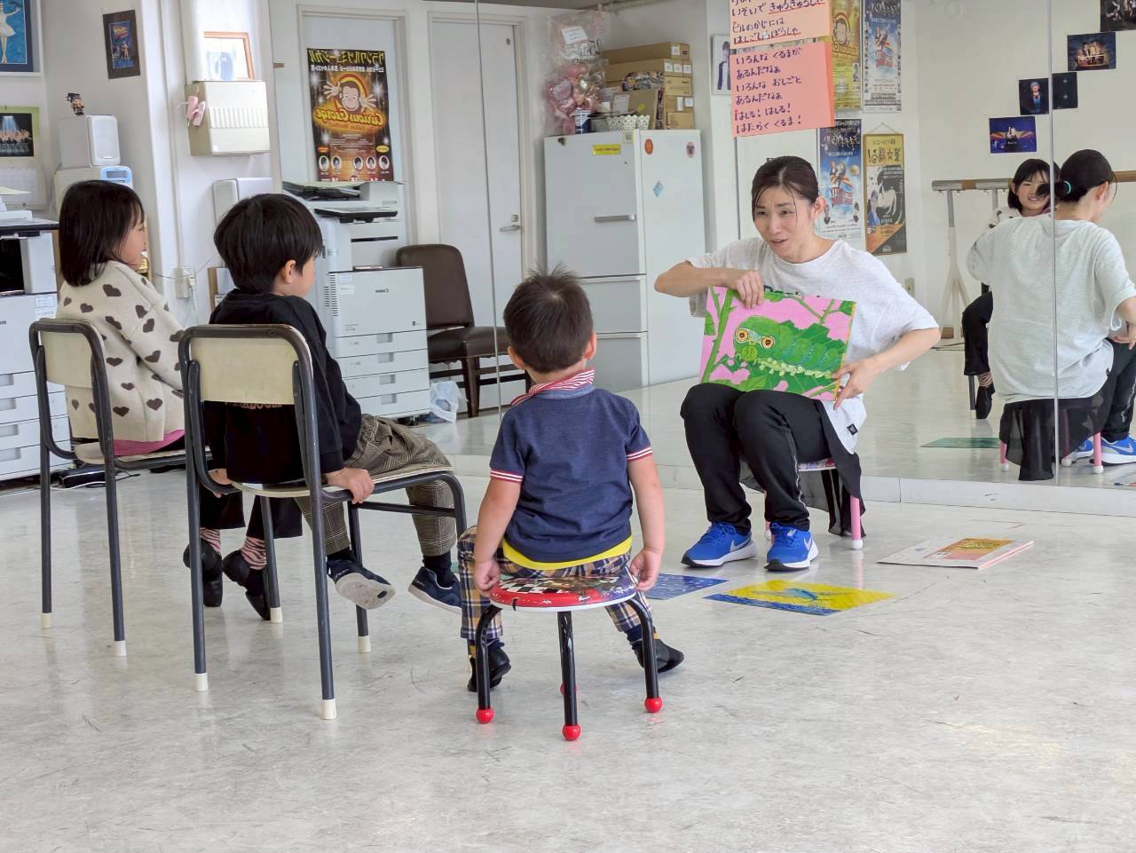 教室で椅子に座って活動する子どもたち