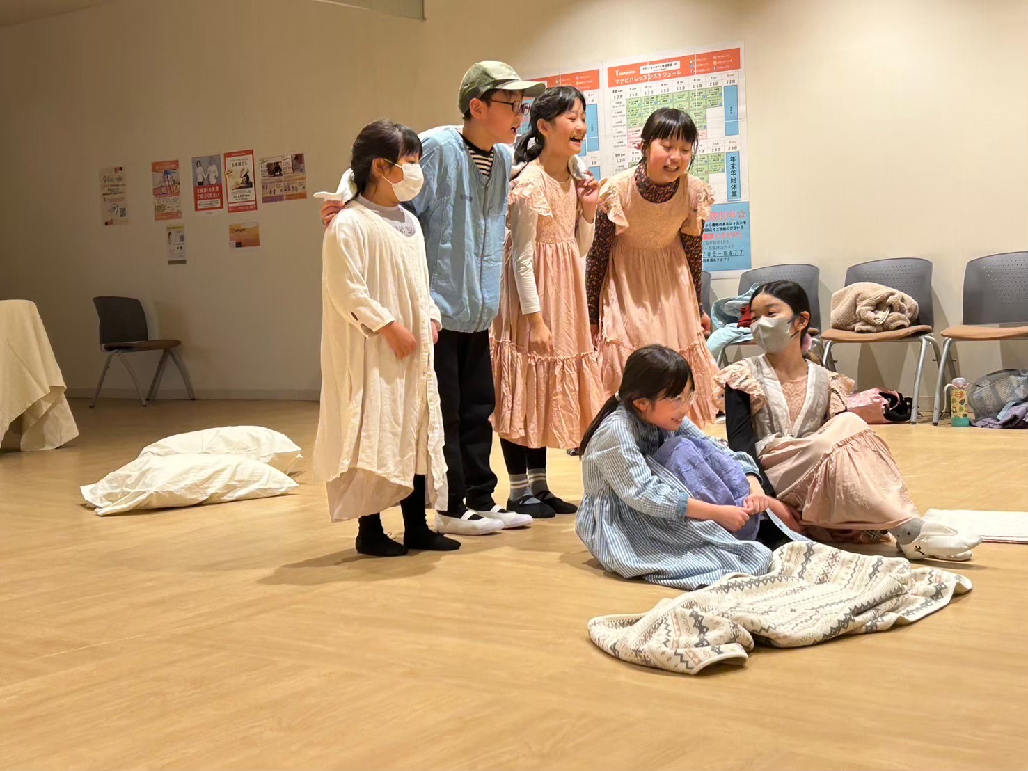衣装を着て発表する子どもたち
