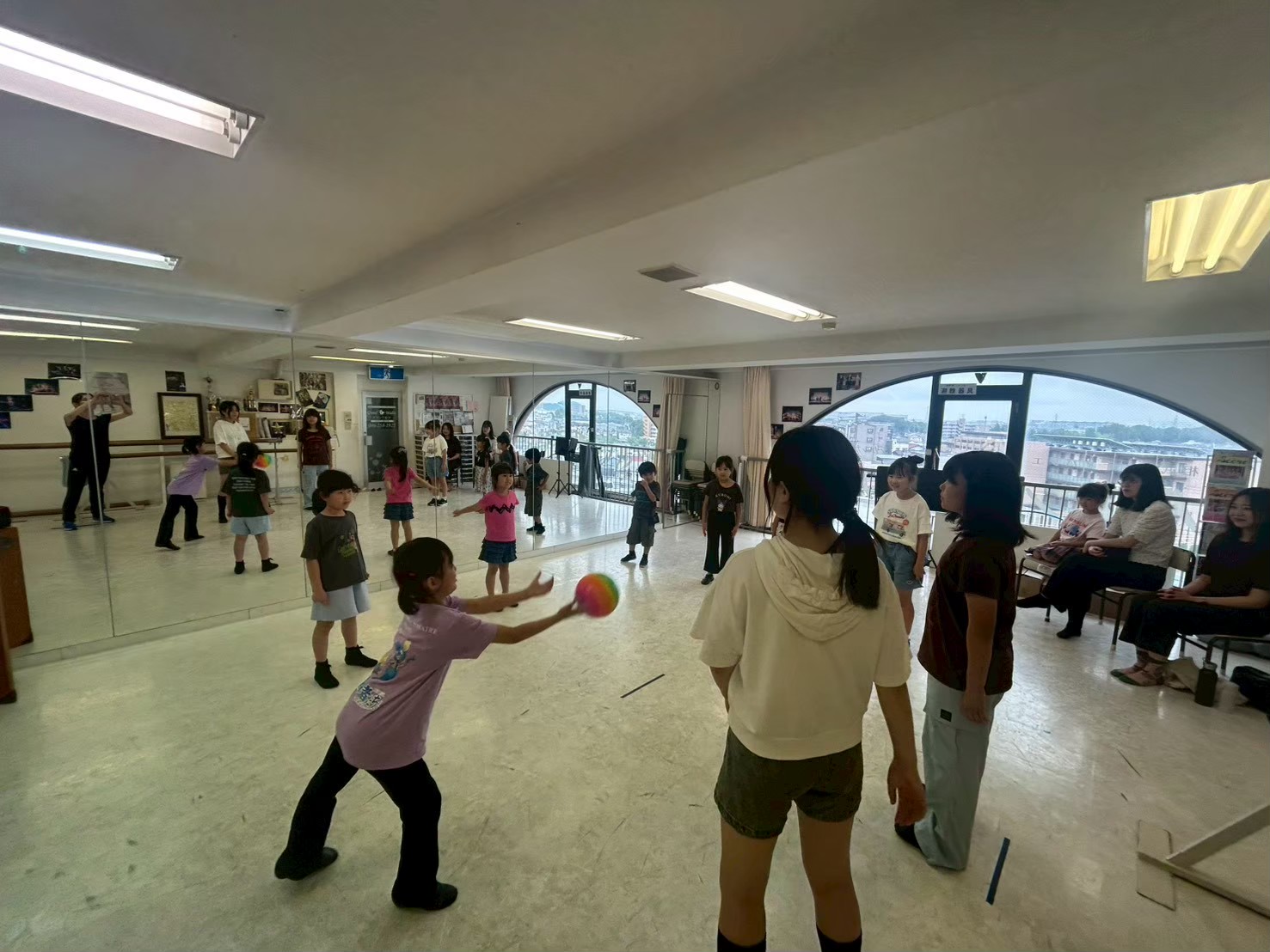 広い空間で体を動かす子どもたち