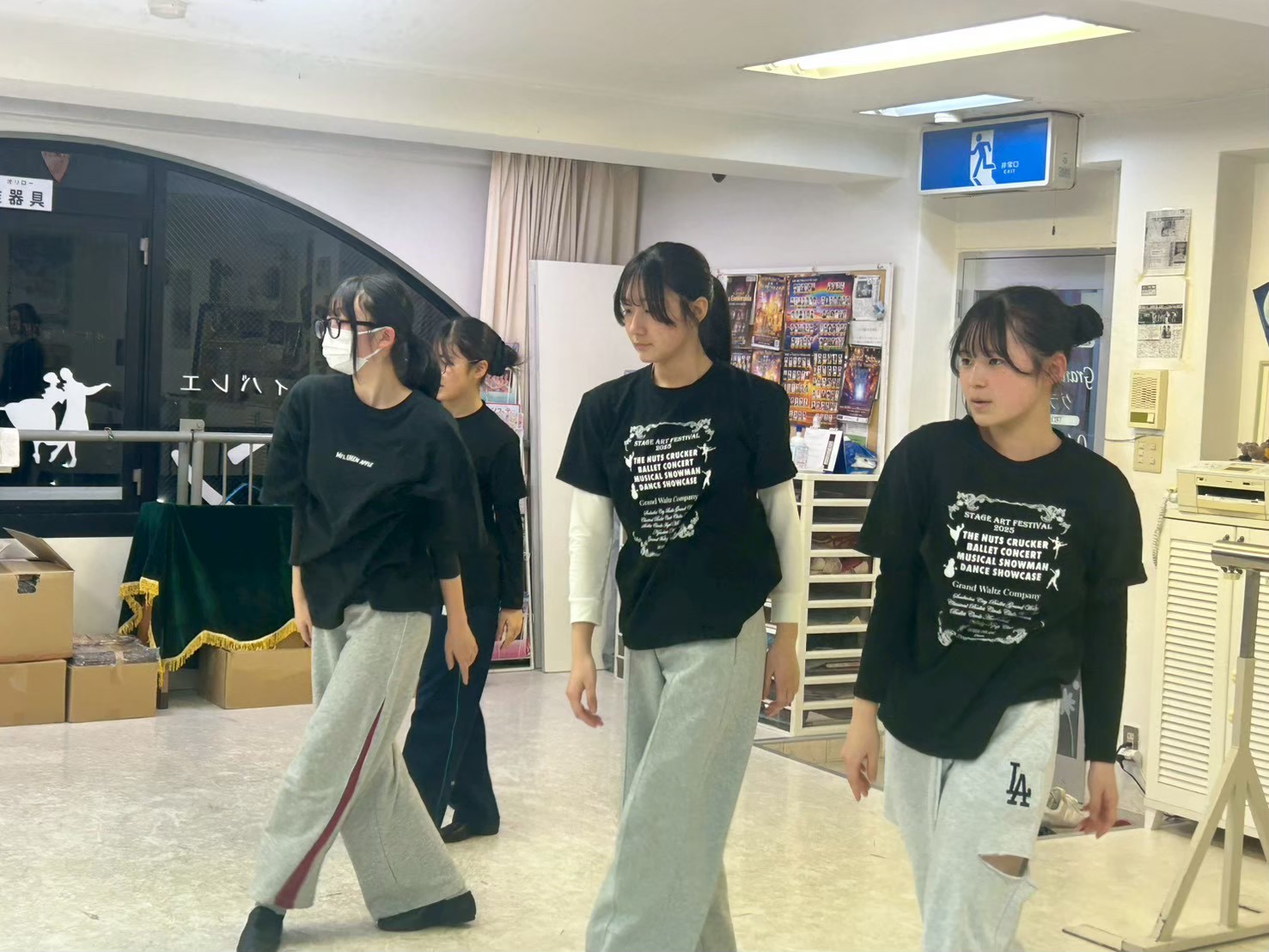 NIJINアカデミーのリアル教室で過ごす子どもたち