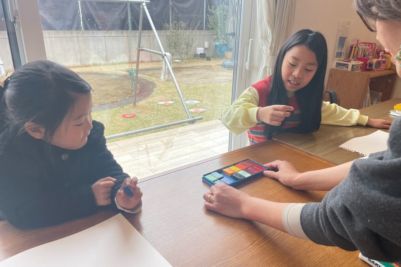 テーブルで作業する子ども
