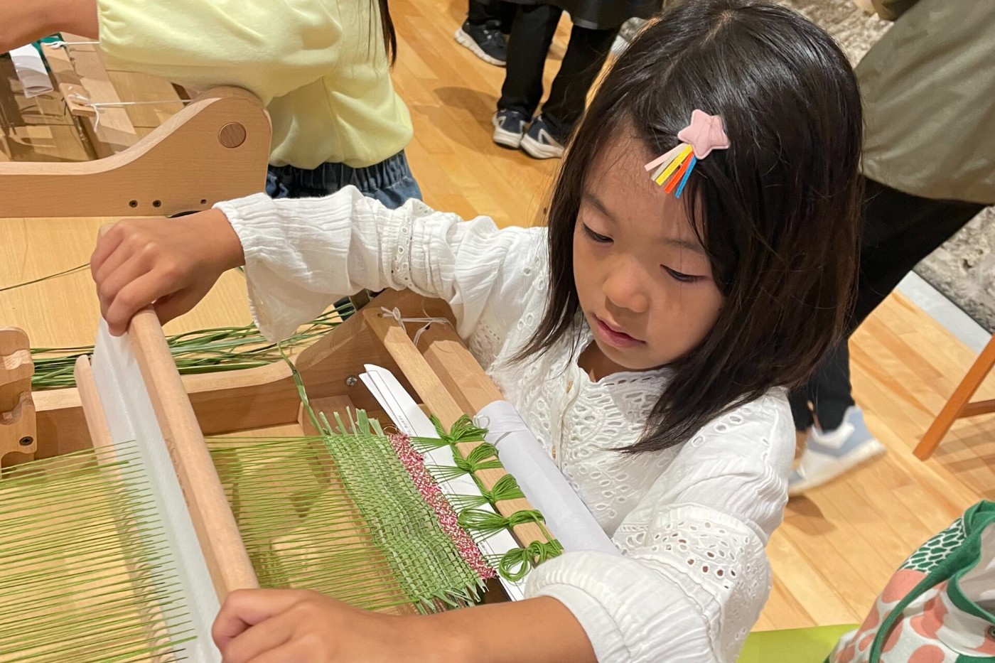 機織りに取り組む子ども