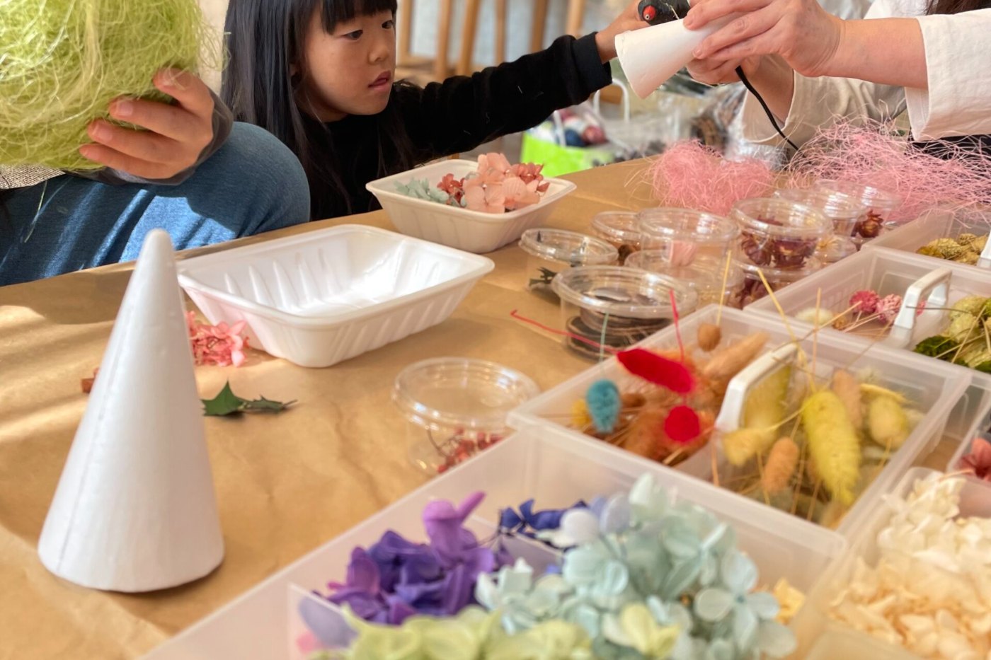 花を使った工作をする子どもたち