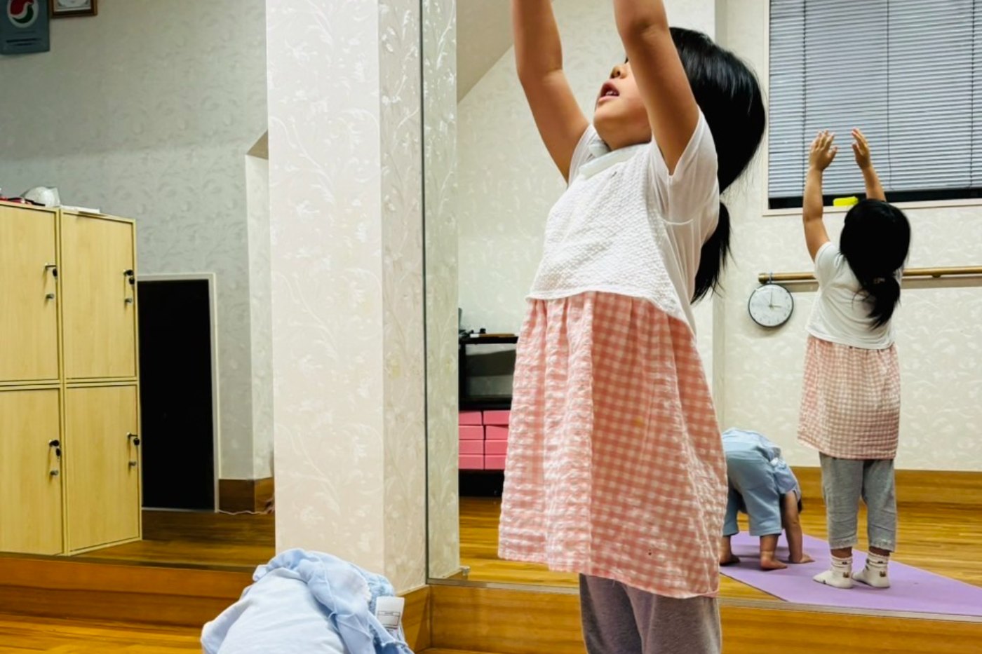 マットの上で体を動かす子どもたち