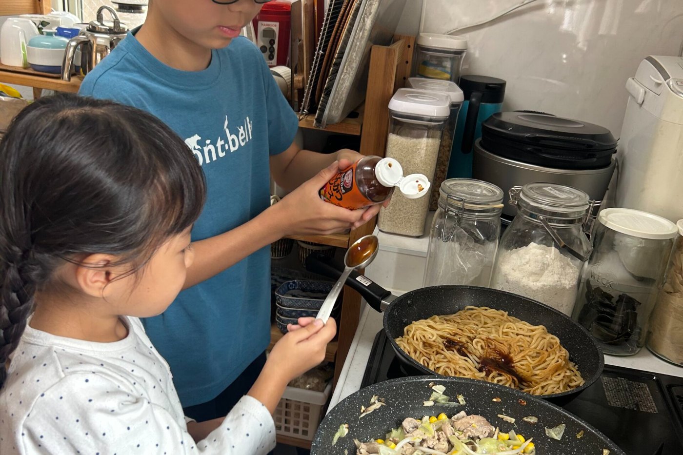 料理をする子どもたち