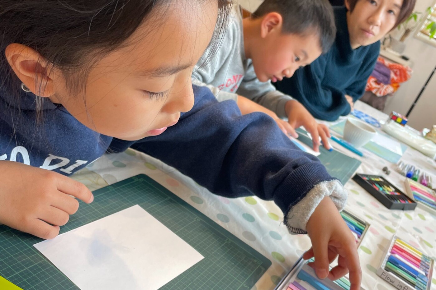 パステルで絵を描く子どもたち