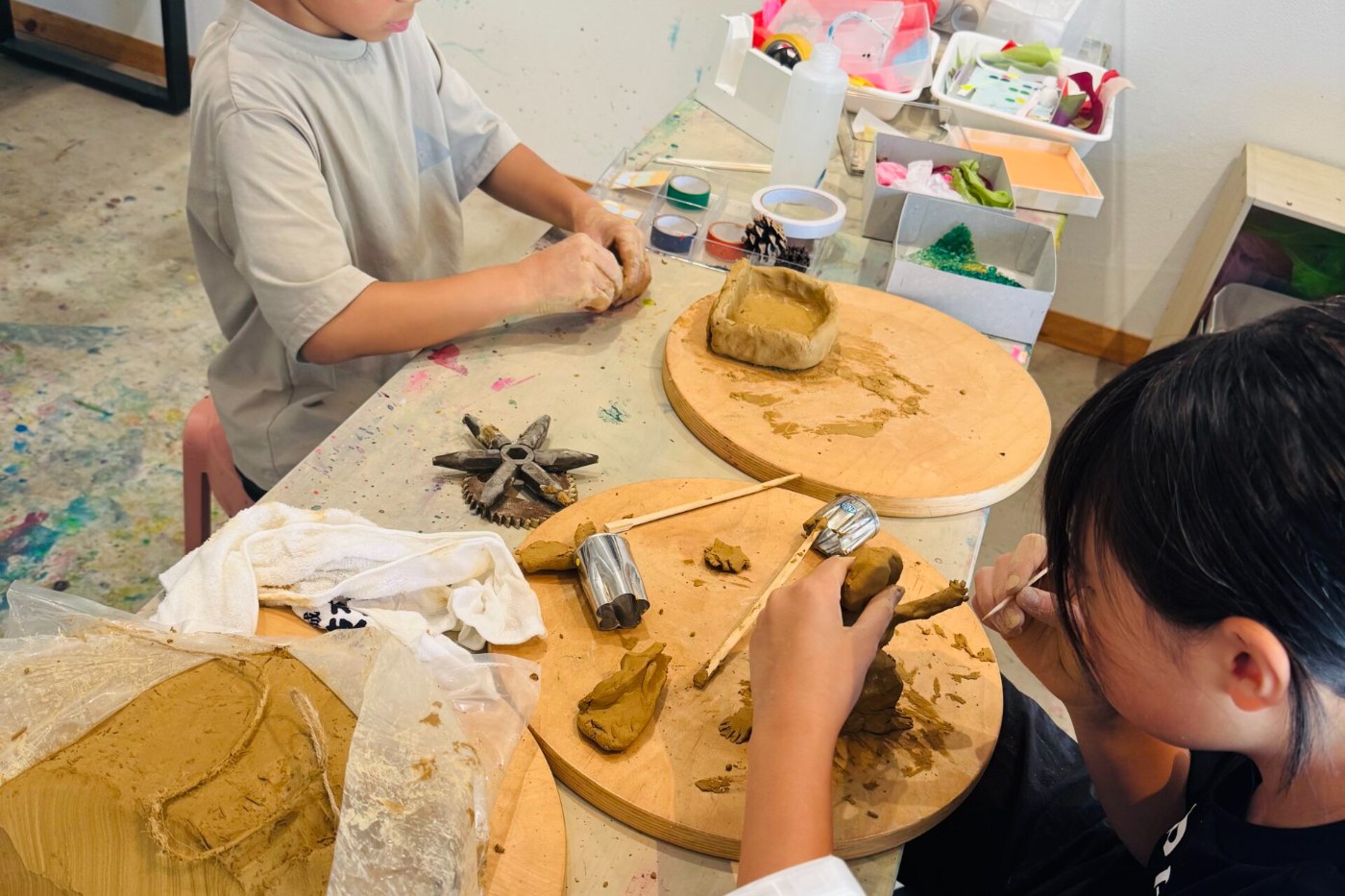 テーブルで工作をする子どもたち