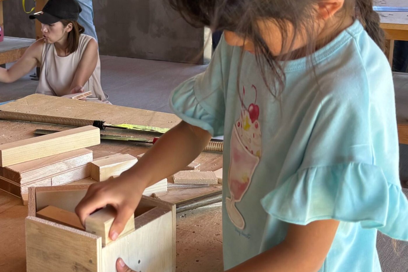 工作に取り組む子ども