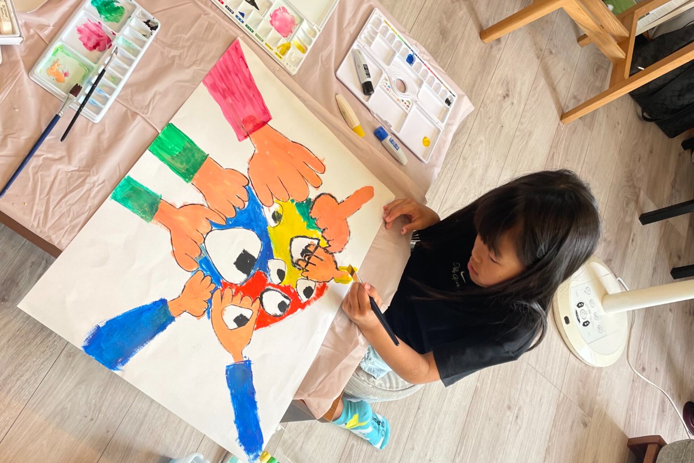 床で絵を描く子ども