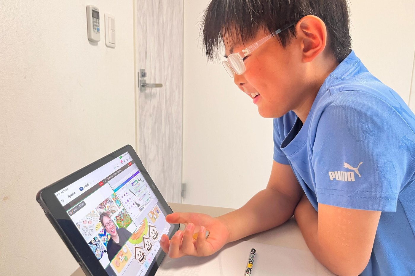 タブレットで学ぶ子ども