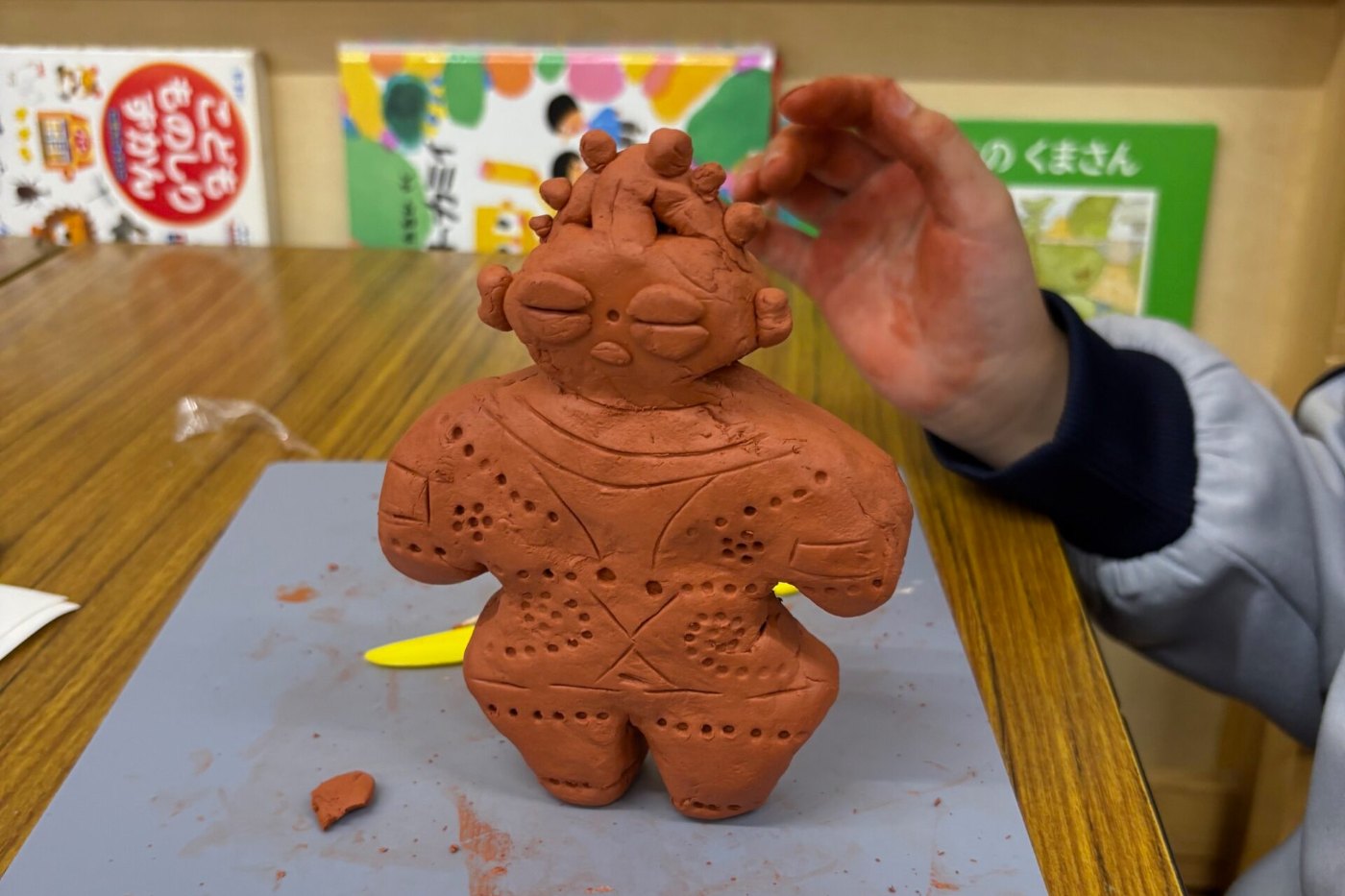 粘土で作品をつくる子ども