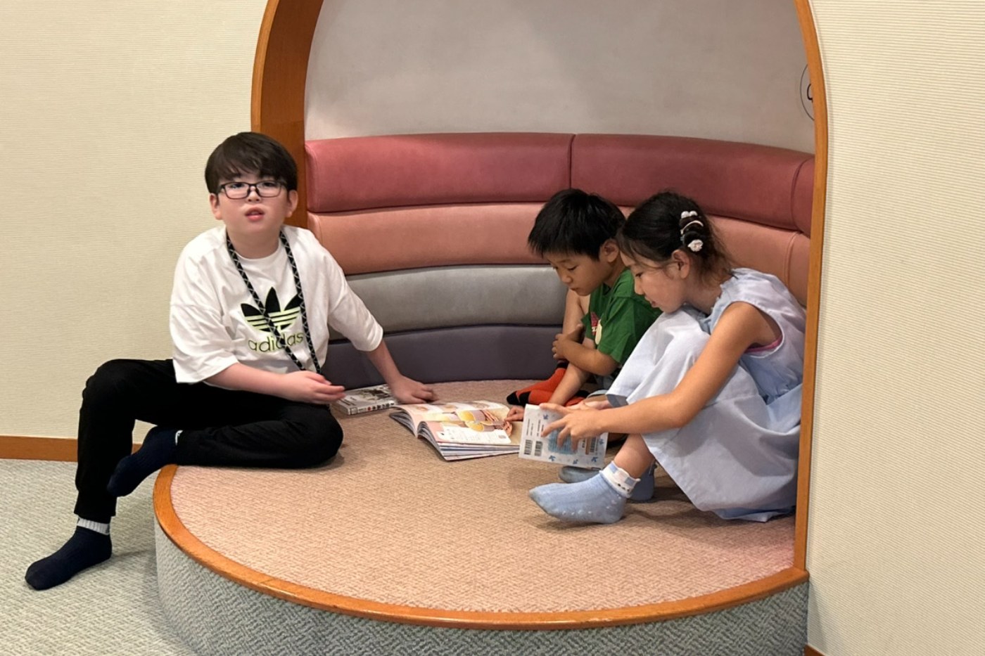 ソファでゲームを楽しむ子どもたち