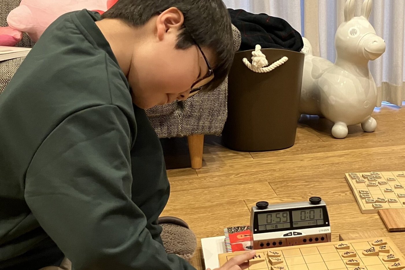 将棋を指す子ども