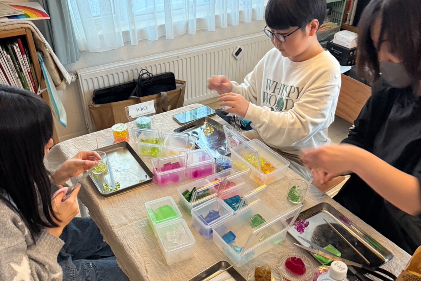 テーブルで作業する子どもたち