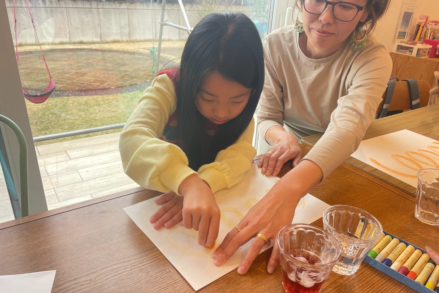 テーブルで工作をする子どもたち