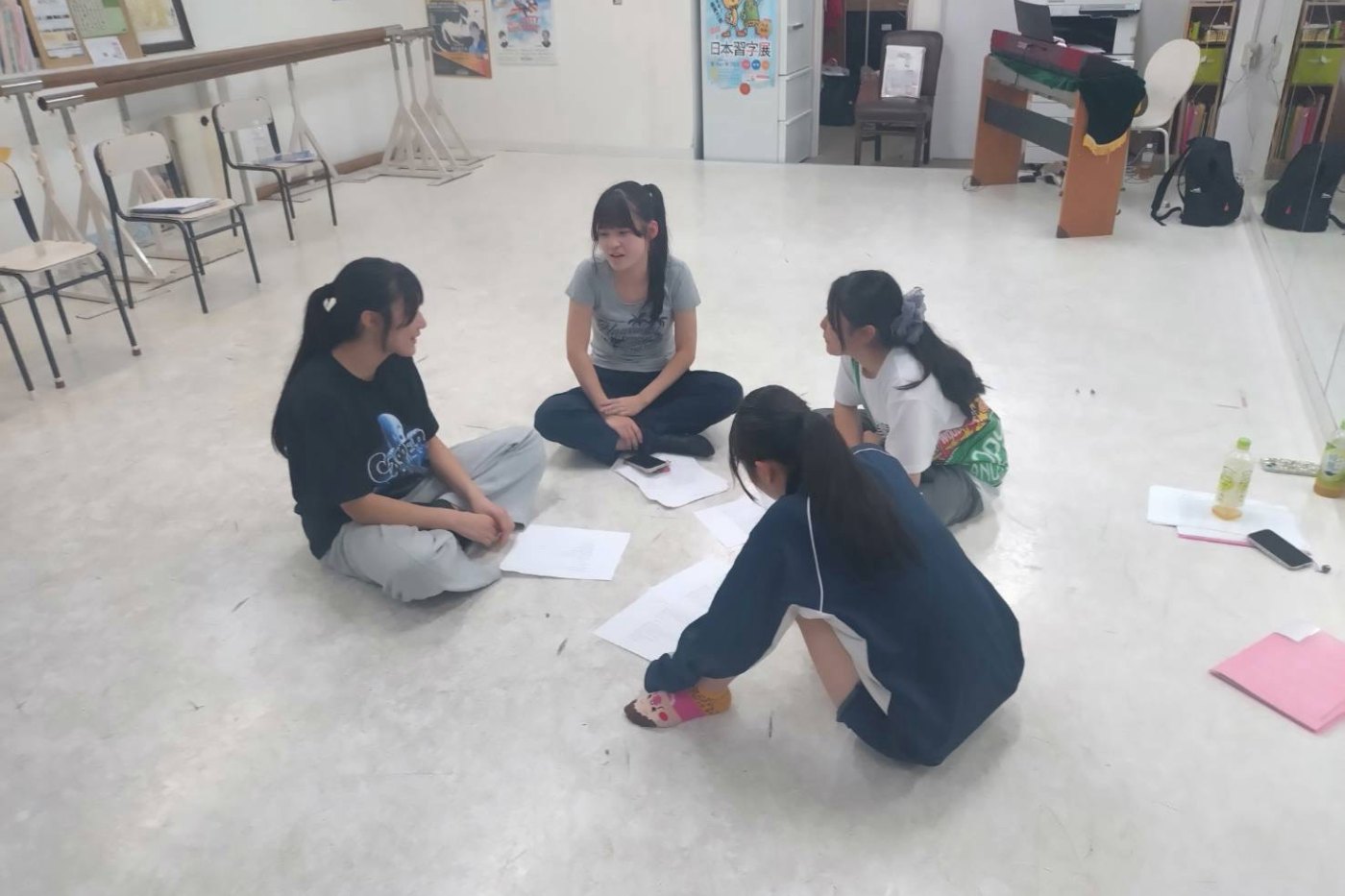 床に座って話し合う子どもたち