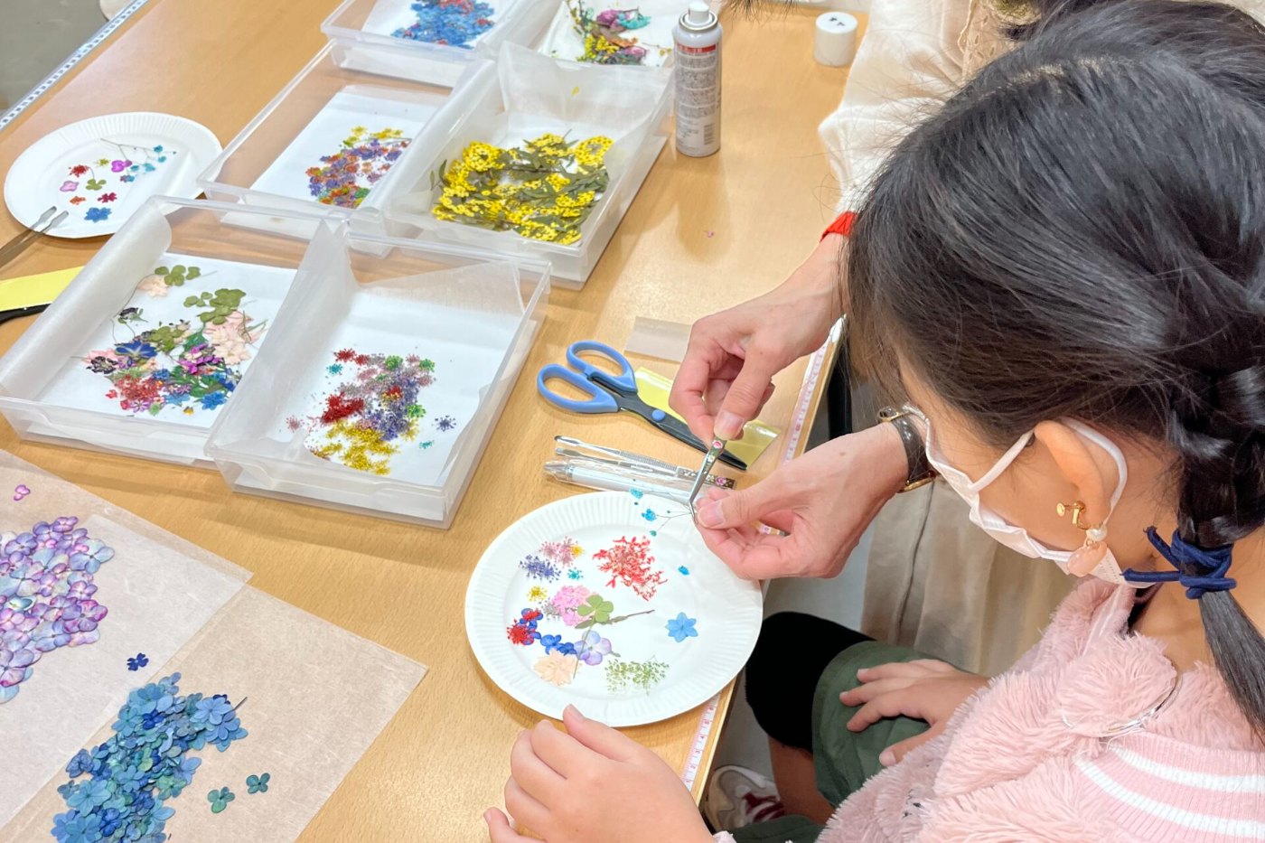 絵の具で色をぬる子どもたち