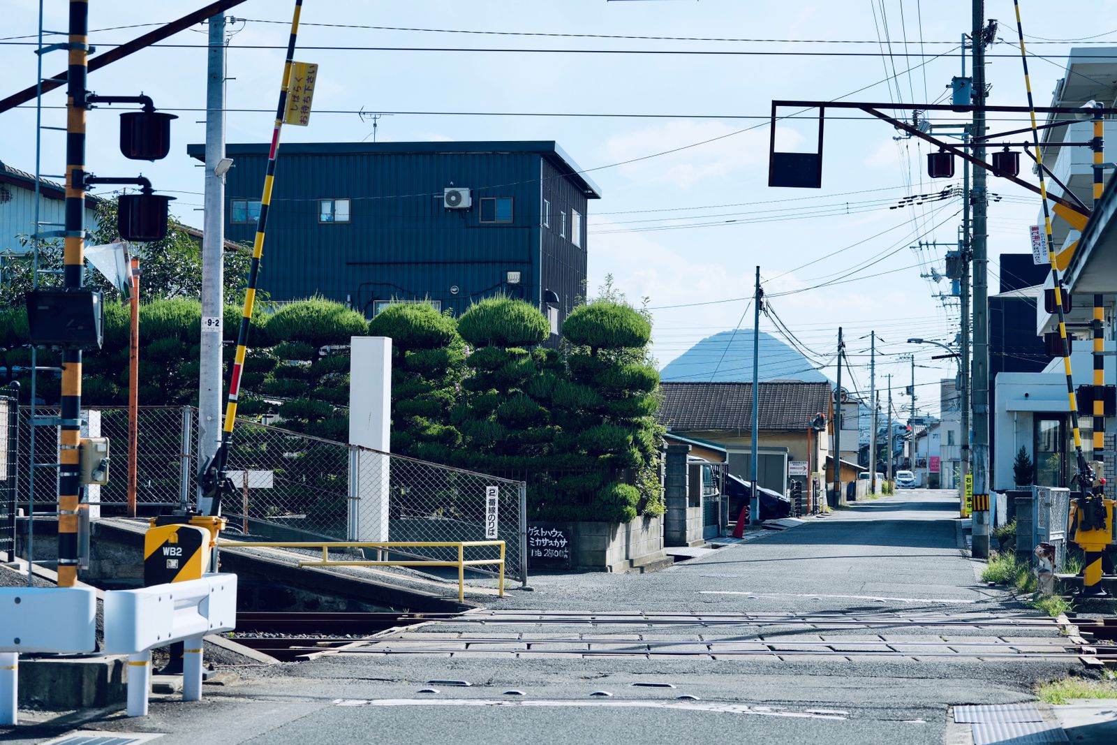 住宅街の踏切