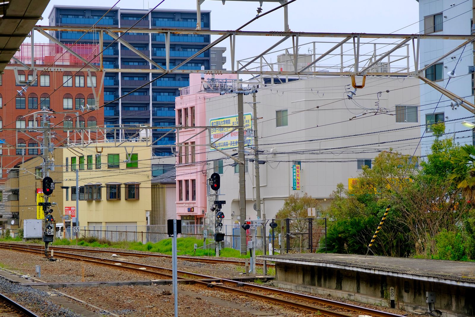 駅のホームと線路