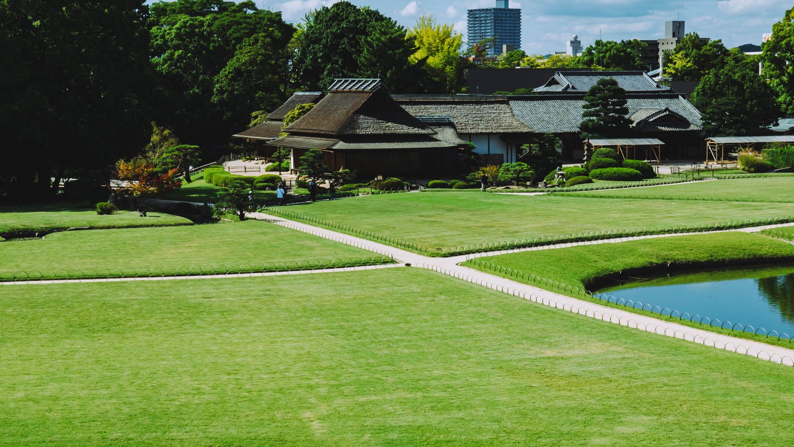 芝生の広がる公園