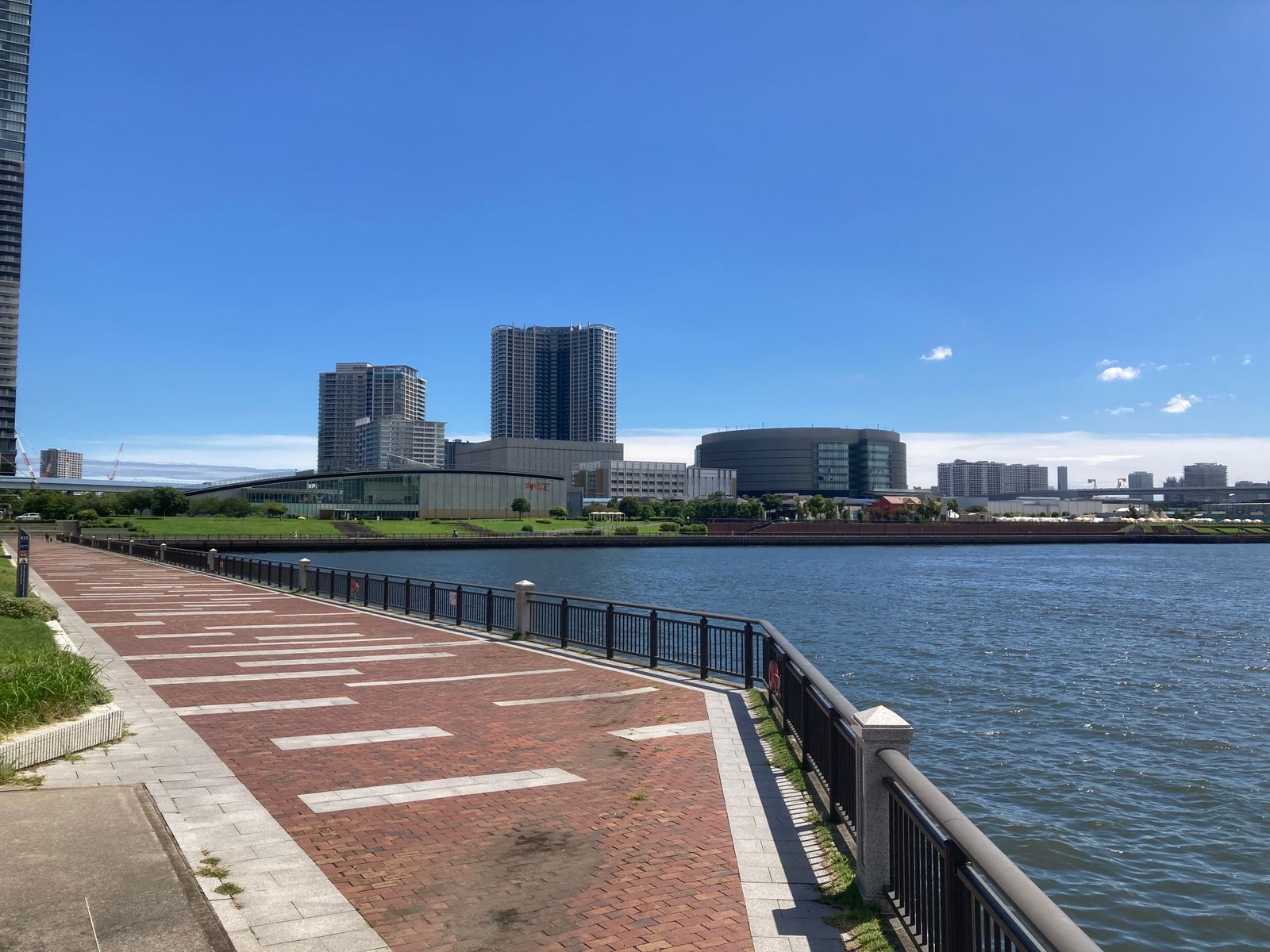 川沿いの広い遊歩道