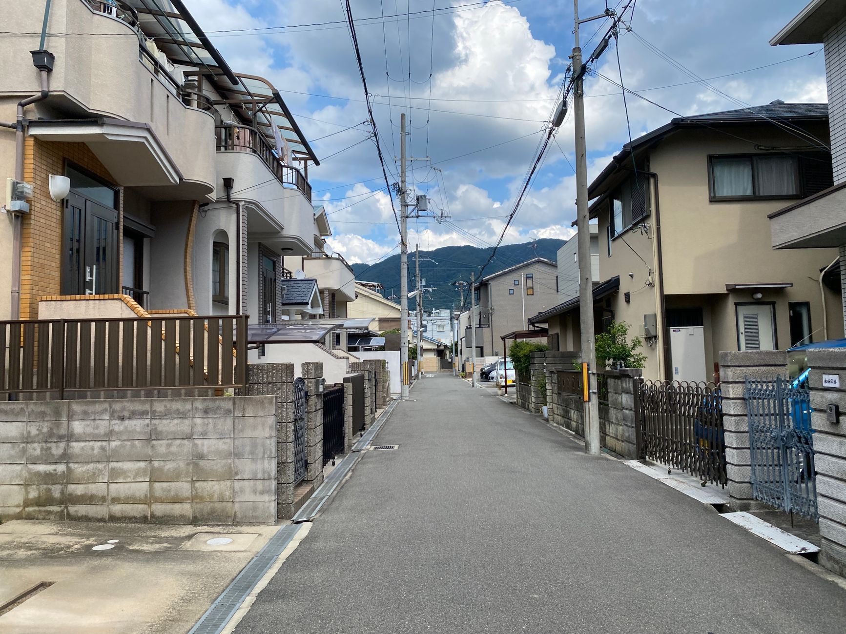 静かな住宅街の路地