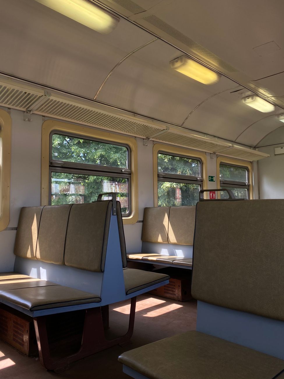 夕方の電車の車内