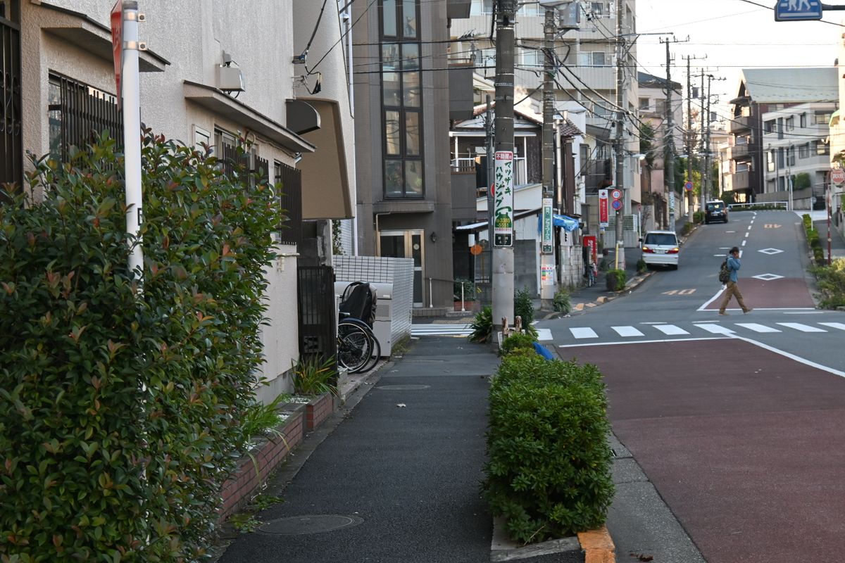 静かな住宅街の路地