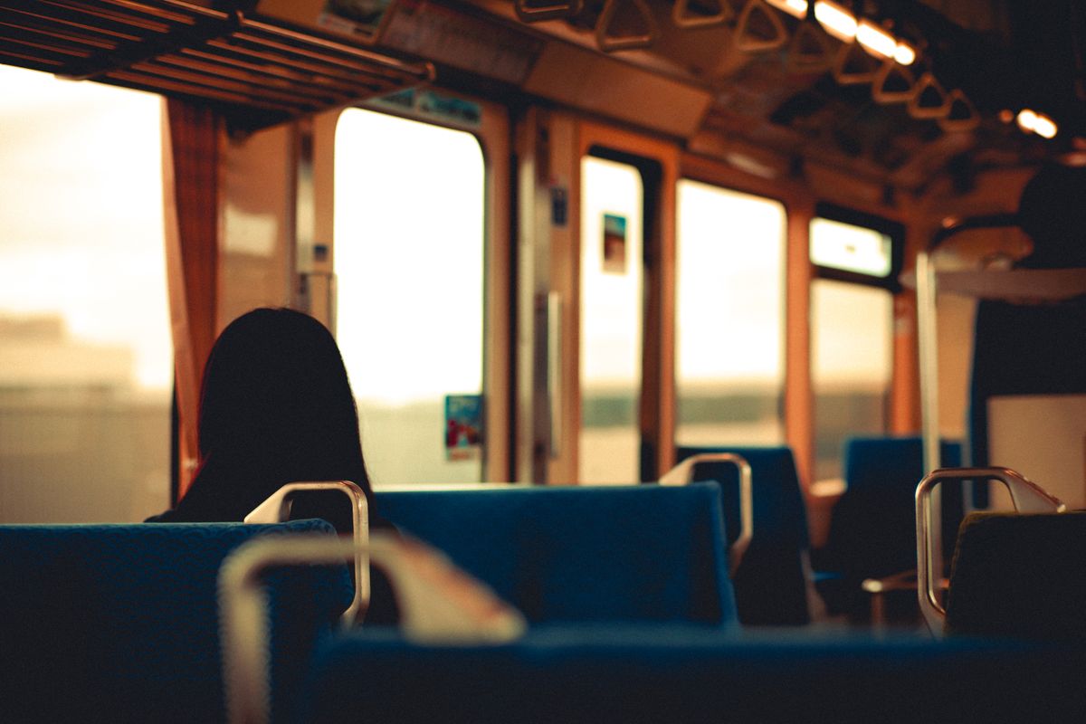 夕方の電車の車内