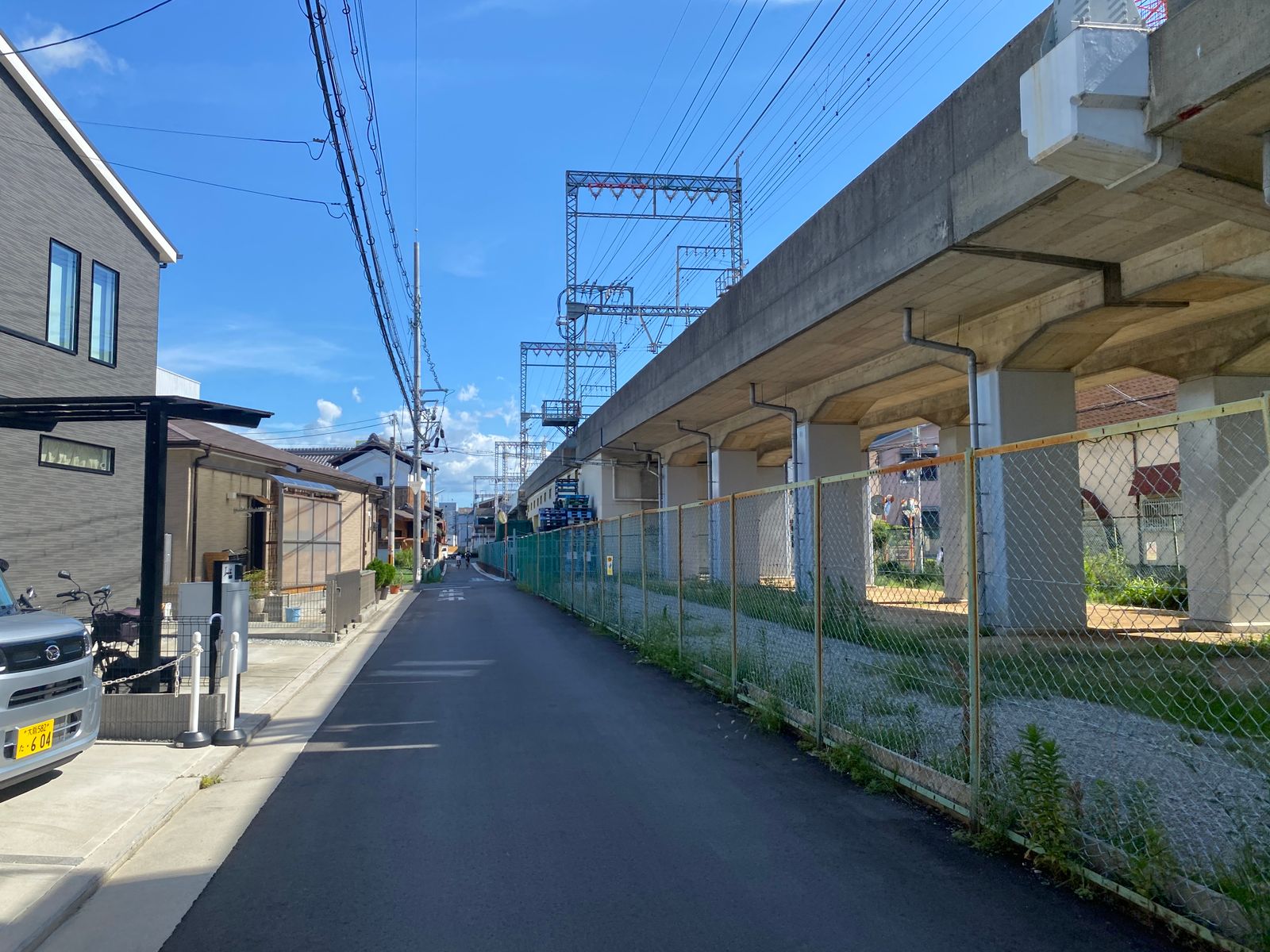 高架沿いの住宅街の道