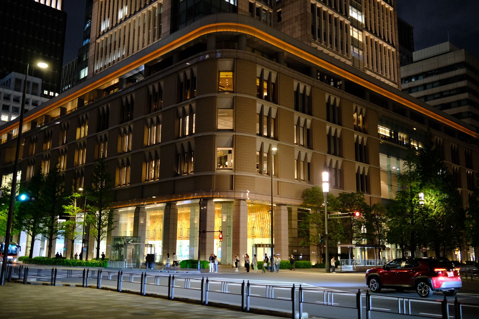夜の街のオフィスビル
